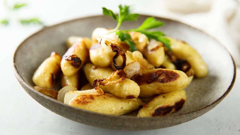 Šufnudle sa krompirom i prženim lukom: Tradicionalni recept koji osvaja na prvi zalogaj
