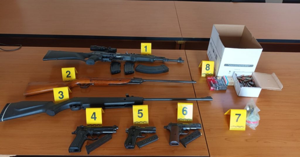 Uhapšene dvije osobe: Oduzeto 10 pištolja, tri puške, šok bomba…