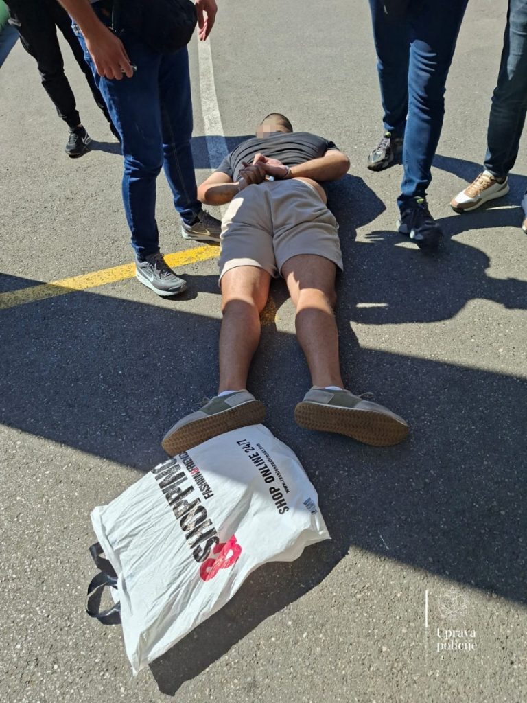 (FOTO) U akciji policije uhapšeno lice blisko jednoj ćeliji visokorizične OKG – zaplijenjeno preko 4 kg droge: kokain, marihuana, ekstazi, novac i 4 vozila