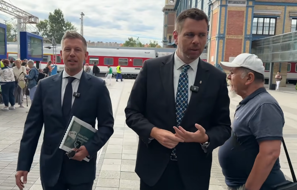 Muškarac prišao i pljunuo mađarskog premijera Petera Mađara na železničkoj stanici
