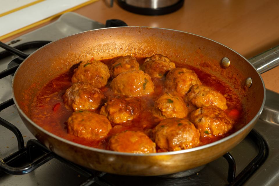 Domaće ćufte u paradajz sosu: Recept za sočne zalogaje kao iz bakine kuhinje