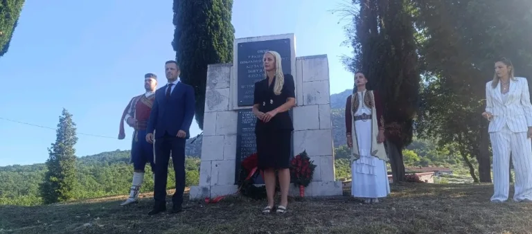Mujović i Perić položili vijenac na spomenik na Ravnom Lazu u Piperima