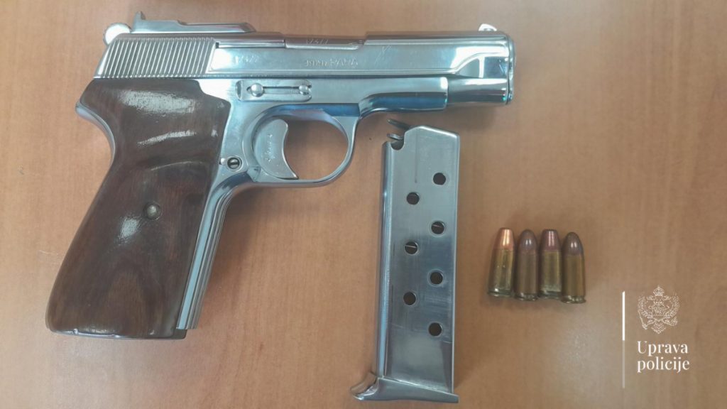 Cetinjanin udario Podgoričanina, prijetio mu sjekirom: Policija ga uhapsila, kod njega našla i pištolj