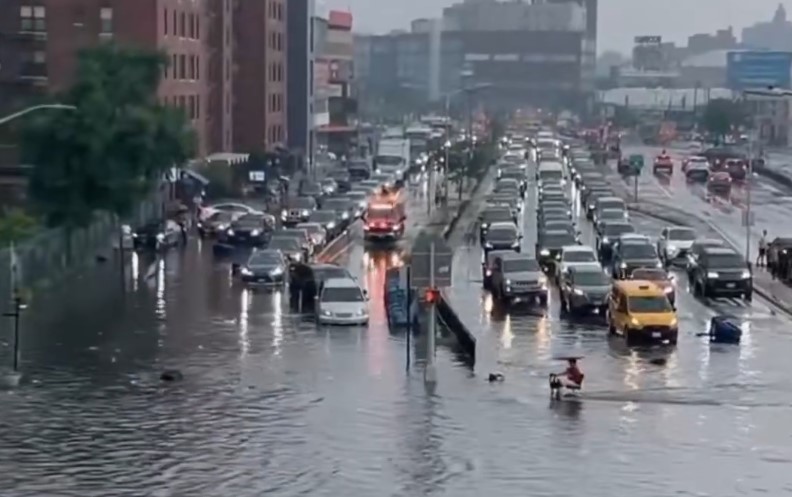 Njujork pogodilo nevrijeme: Poplavljena „Velika jabuka“, ljudi bježe iz automobila (VIDEO)