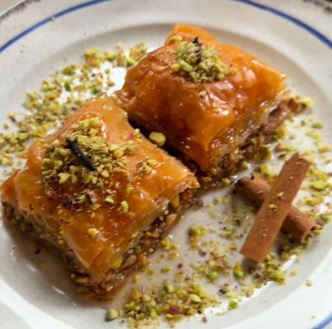 Domaća baklava sa orasima i pistaćima: Hrskava spolja, sočna iznutra i prelivena mirisnom agdom
