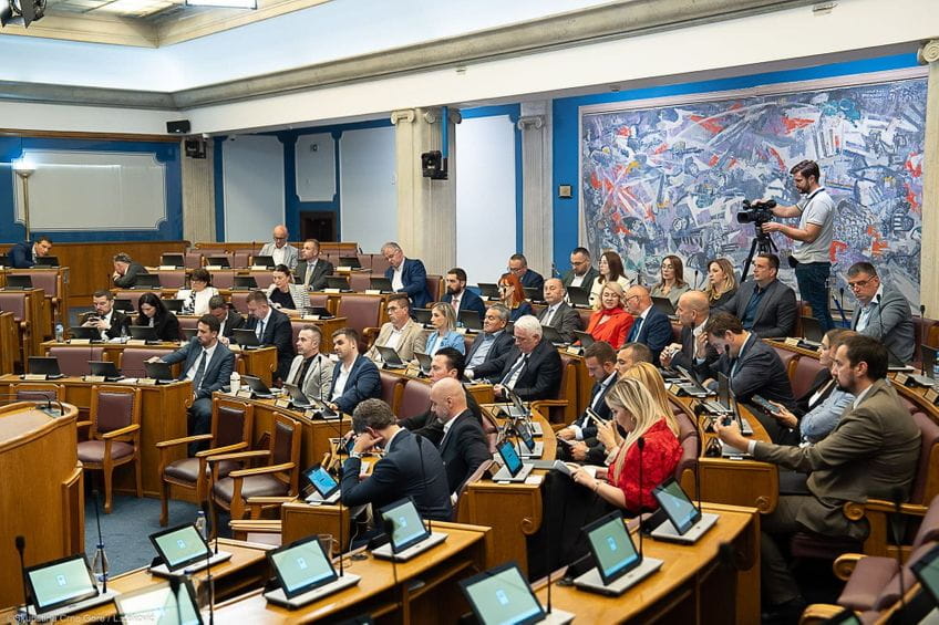 Poslaničke plate oko 85 odsto veće od prosječne zarade u Crnoj Gori