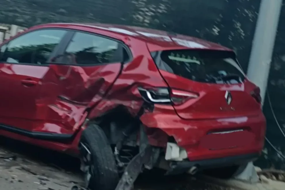 Saobraćajna nezgoda u Sutomoru: Automobil se prevrnuo na krov, oštećena četiti vozila