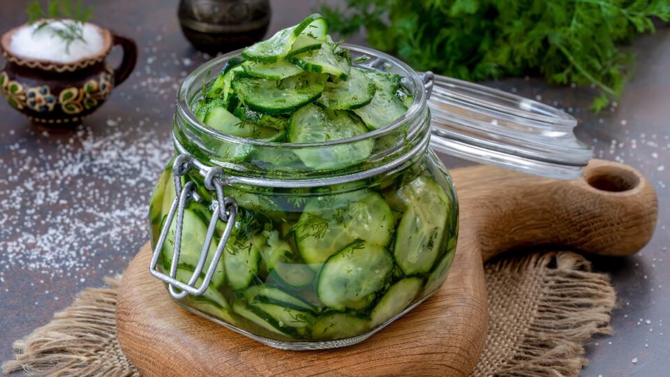 Hrskava kisela salata od krastavaca (brza zimnica)
