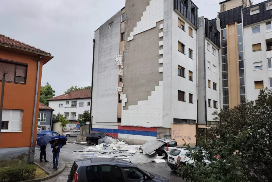 Snažno nevrijeme pogodilo Pljevlja: Razbijeni automobili, oborena stabla, pale i fasade!