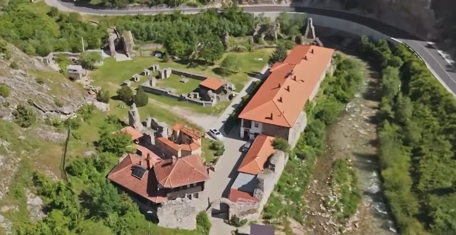 Maltretiranje na KiM: Tzv. kosovska policija upala u portu manastira, pretresala vjernike
