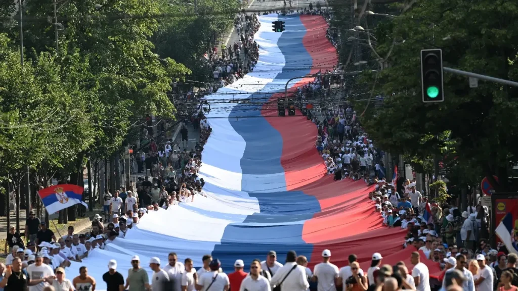 Dok ga blokaderi napadaju, veteran poručuje: Pod ovom zastavom smo branili Srbiju!