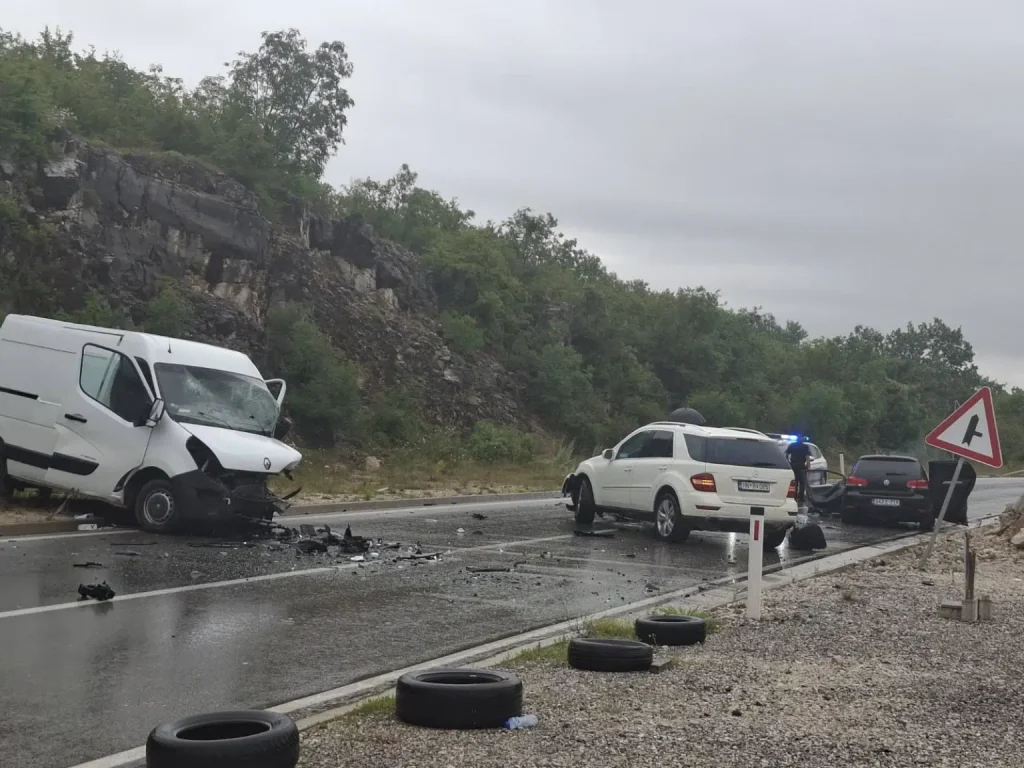 Velika saobraćajna nesreća kod Nikšića: Povrijeđeno osam ljudi, jedna osoba sa teškim povredama
