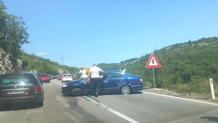 Udes na putu Podgorica–Nikšić: Vozilo udarilo u stijenu, nema povrijeđenih