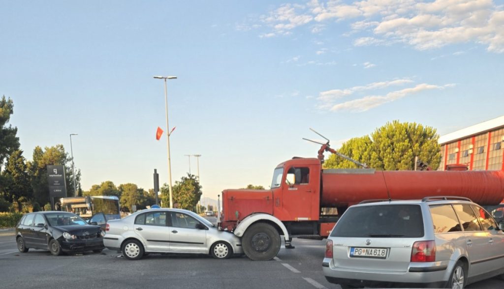 Jutrošnja nezgoda u Podgorici: Vatrogasno vozilo i dva automobila učestvovali u udesu (VIDEO)