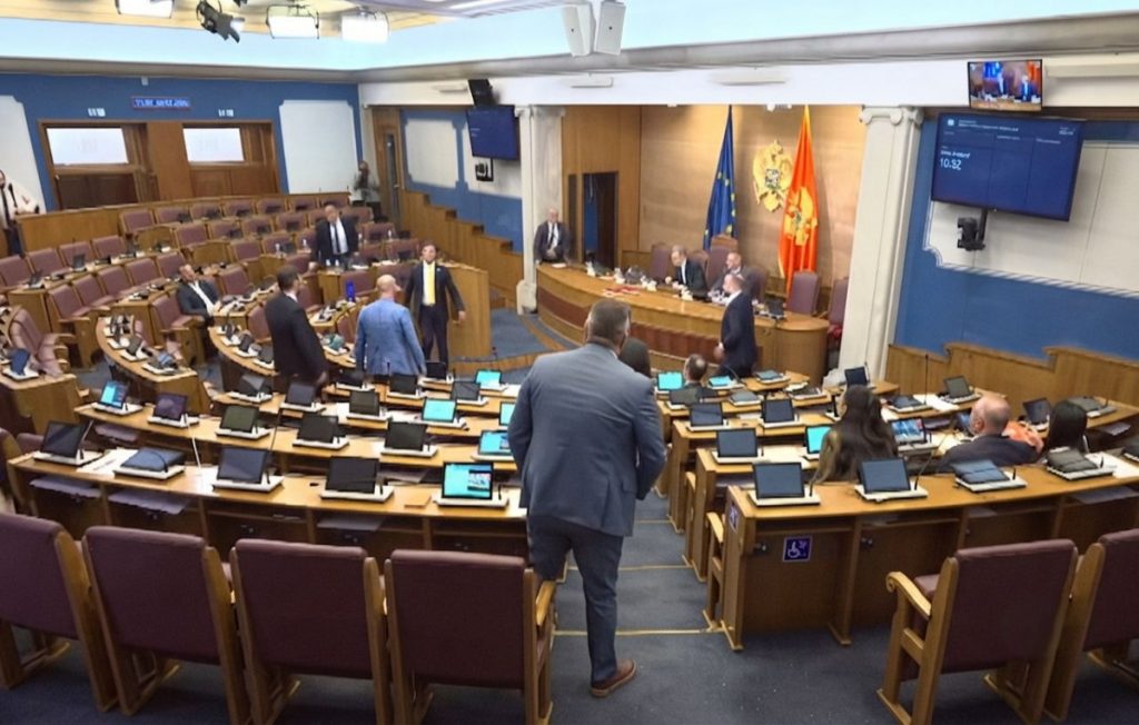 (VIDEO) Sukob Kneževića i Šaranovića u Skupštini oko članova obezbjeđenja: „Ti si najveća bitanga u Parlamentu“