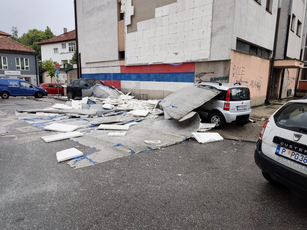 Snažno nevrijeme pogodilo Pljevlja: Razbijeni automobili, oborena stabla, pale i fasade!